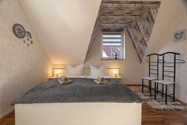 Schlafzimmer mit Doppelbett  Am Deich Haus 8