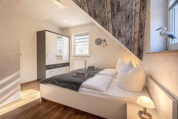 Schlafzimmer mit Doppelbett und Kleiderschrank  Am Deich Haus 8