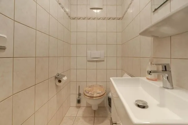 Gäste-WC im Obergeschoss  Am Deich Haus 8