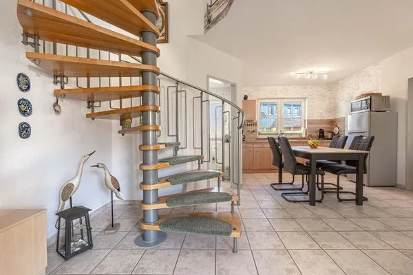 Wohnbereich mit Treppe ins Obergeschoss  Am Deich Haus 8