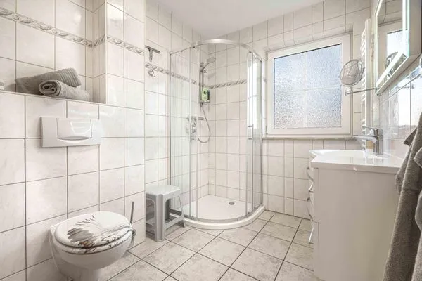 Badezimmer mit WC und Dusche  Am Deich Haus 8