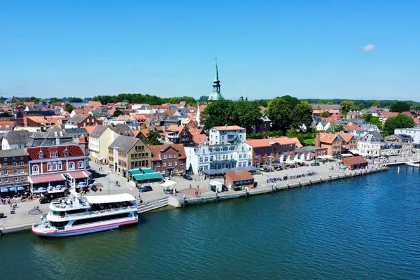 Meerblick  Grüne Wiese