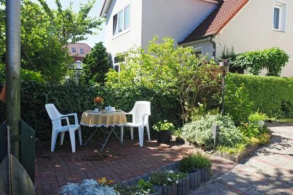 wohnungseigene Terrasse vor dem Haus im Garten Haus Silke Haus Silke Whg. 02