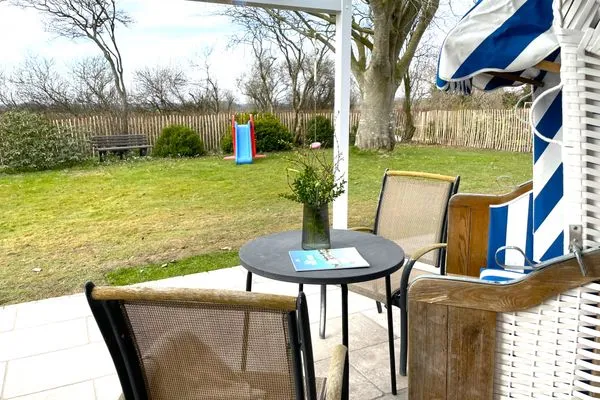 Terrasse mit Blick in den Garten (Herbst/Winter)  Ferienhaus Landliv Huus