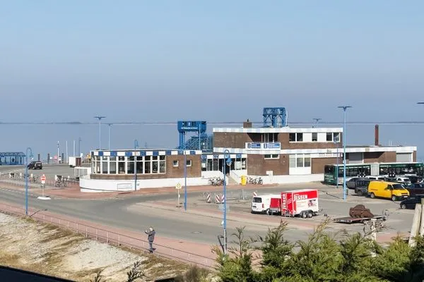 Blick vom Balkon auf den Fähranleger Haus Nordenlicht Ferienwohnung "Lütj Seeröver"