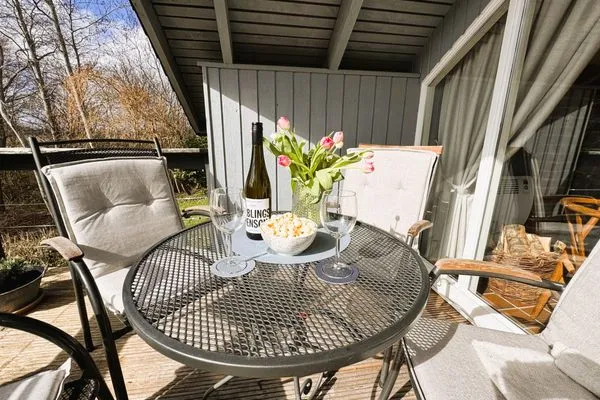 Balkon direkt am Haus mit Gartenmöbeln  Immi's Hus - Ferienhaus am Ostseestrand