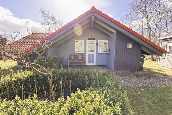 Immi´s Hus Eingangsbereich mit Bank  Immi's Hus - Ferienhaus am Ostseestrand