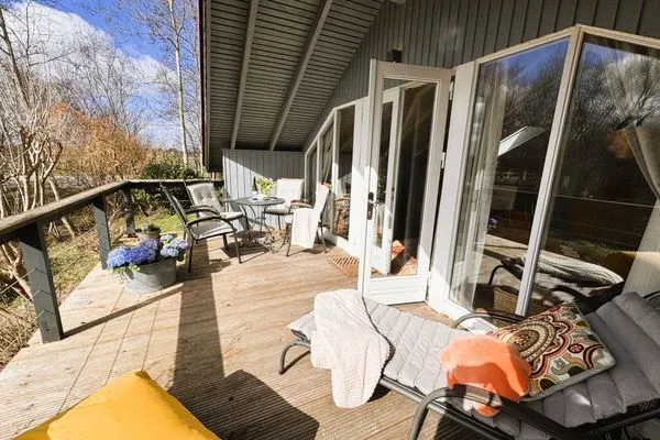 Balkon mit Gartenmöbeln mit Blick in den Garten  Immi's Hus - Ferienhaus am Ostseestrand