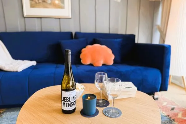 Blaues Sofa im Wohnzimmer für gemütliche Stunden  Immi's Hus - Ferienhaus am Ostseestrand