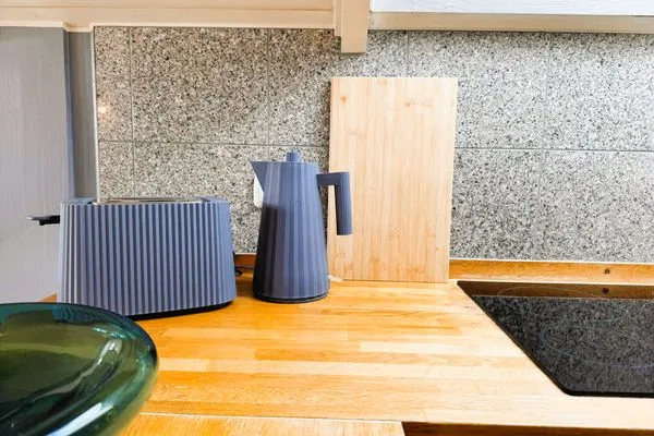 Die Küche ist ausgestattet mit Wasserkocher, Toaster, Senseo, Backofen und Geschirrspüler  Immi's Hus - Ferienhaus am Ostseestrand