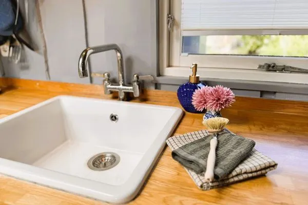 Die Küche in Immi´s Hus mit individuellen Elementen  Immi's Hus - Ferienhaus am Ostseestrand