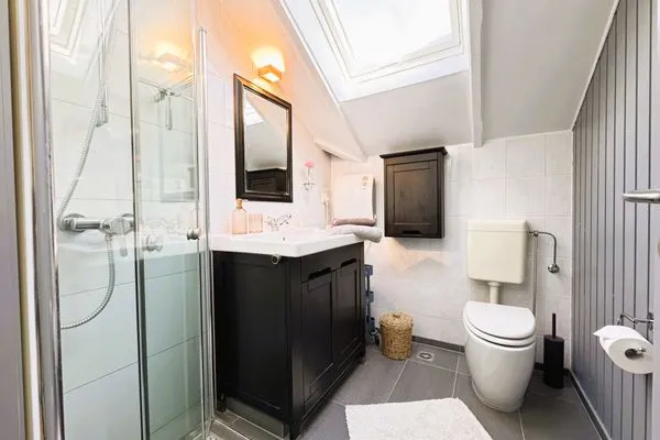 Bad mit Dusche, WC, Fenster, Heißluftheizung  Immi's Hus - Ferienhaus am Ostseestrand