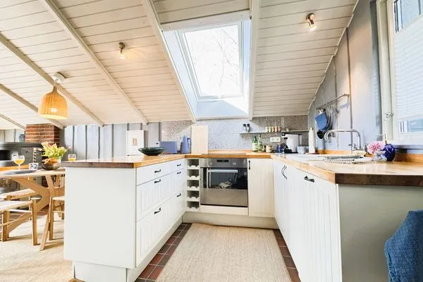 Küchenzeile mit Senseo, Geschirrspüler, Backofen, Wasserkocher, Toaster  Immi's Hus - Ferienhaus am Ostseestrand