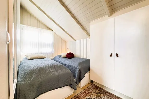 Kleines Schlafzimmer mit zwei Einzelbetten und Kleiderschrank  Immi's Hus - Ferienhaus am Ostseestrand