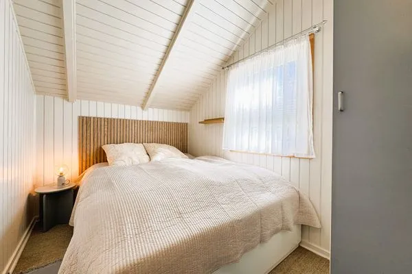 Schlafzimmer mit Doppelbett (160 x 200 cm) und Kleiderschrank  Immi's Hus - Ferienhaus am Ostseestrand