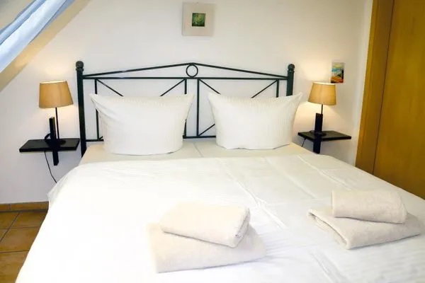 Schlafzimmer mit Doppelbett  Donnerkeil
