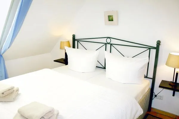 Schlafzimmer mit Doppelbett  Donnerkeil