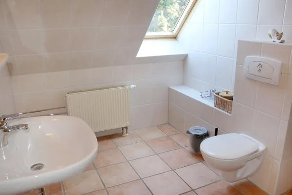 Bad mit Fenster, Dusche & WC  Donnerkeil