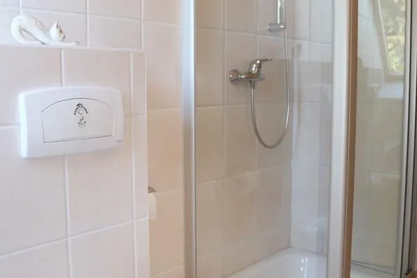 Dusche im Badezimmer  Donnerkeil
