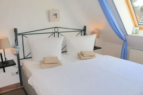 Schlafzimmer mit Doppelbett (Bettwäsche + Handtücher gegen Aufpreis)  Hühnergott