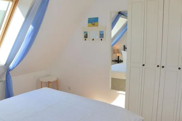 Kleiderschrank und Spiegel im Schlafzimmer  Hühnergott