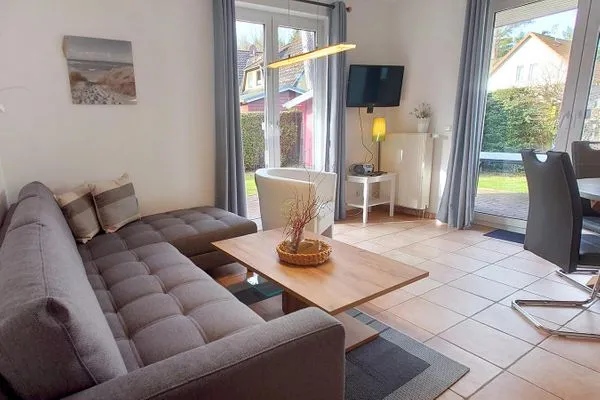 Wohnzimmer mit Couch und TV  Bernstein