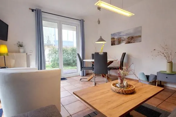 Wohnzimmer mit Esstisch  Bernstein