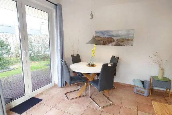 Esstisch mit 4 Stühlen im Wohnzimmer  Bernstein