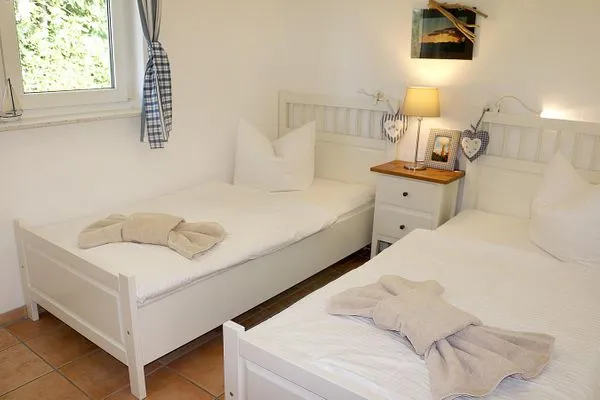 Schlafzimmer II mit zwei Einzelbetten (je 90x200m) Bettwäsche und Handtücher gegen Aufpreis  Bernstein