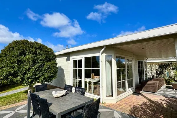  EuroParcs Schoneveld / Breskens Huis Zeemeeuw mit Zaun Haus Nr. J250