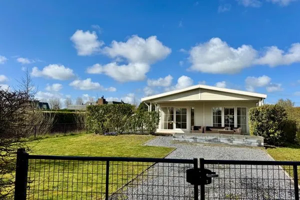  EuroParcs Schoneveld / Breskens Huis Zeemeeuw mit Zaun Haus Nr. J250