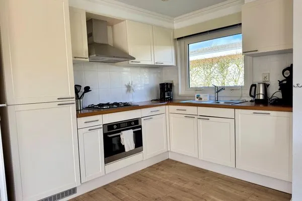  EuroParcs Schoneveld / Breskens Huis Zeemeeuw mit Zaun Haus Nr. J250