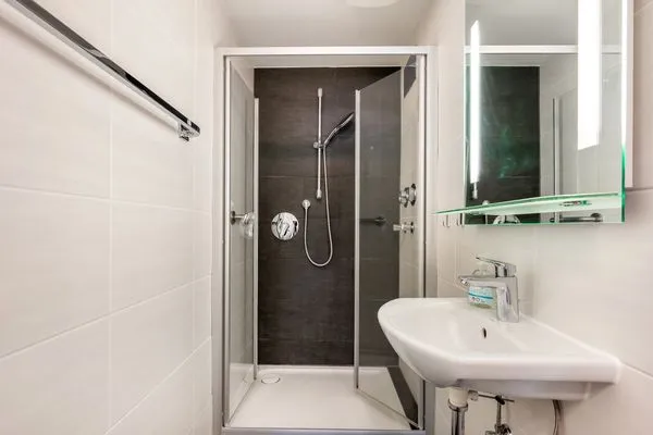 Ferienhaus Bahnhofstrasse Ferienwohnung Abendsonne Langenargen - Dusche im Badezimmer