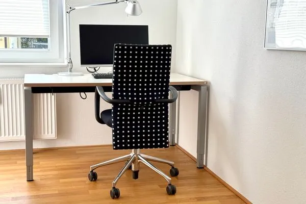 Multi-Fewo Haus Obere Ebenhalde Ferienwohnung ZOOM Wasserburg - Büro im Schlafzimmer