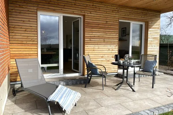 Terrasse mit Liege und Gartenmöbeln  Ferienhaus Landliv Stuuv
