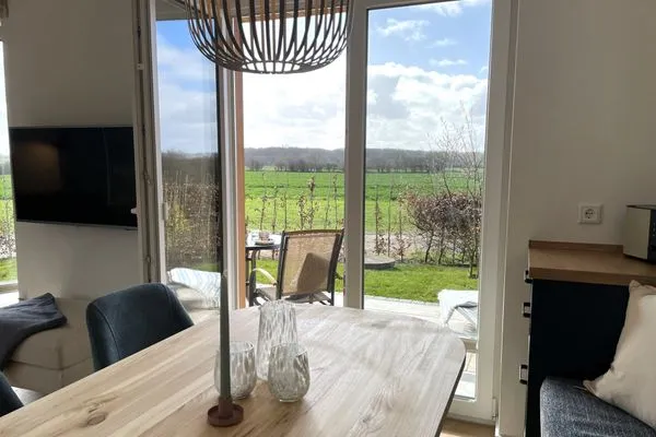 Blick vom Essbereich auf die Terrasse  Ferienhaus Landliv Stuuv