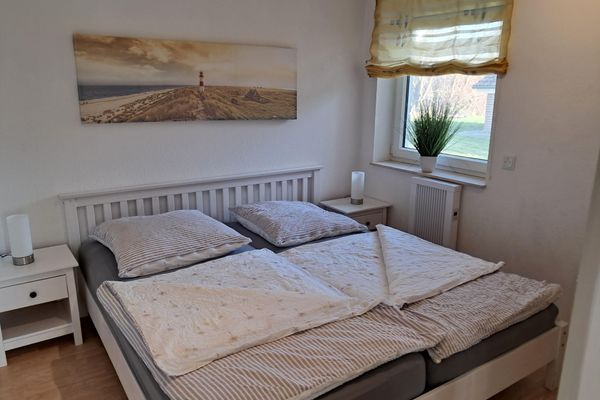  Ferienhaus Strandperle Otterndorf - Schlafzimmer mit Doppelbett