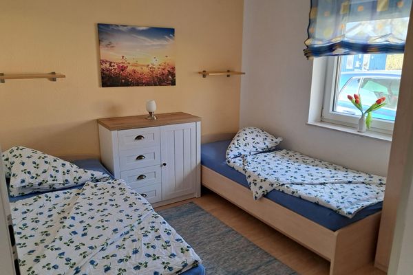  Ferienhaus Strandperle Otterndorf - Schlafzimmer mit zwei Einzelbetten