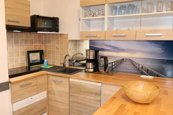 Damit Sie auch im Urlaub nicht auf nichts verzichten müssen: Kühlschrank, Kaffeemaschine, Herd, Toaster & Co  Haus Weststrand W1