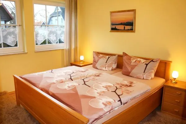 Schlafzimmer mit Doppelbett und Kleiderschrank  Haus Weststrand W1