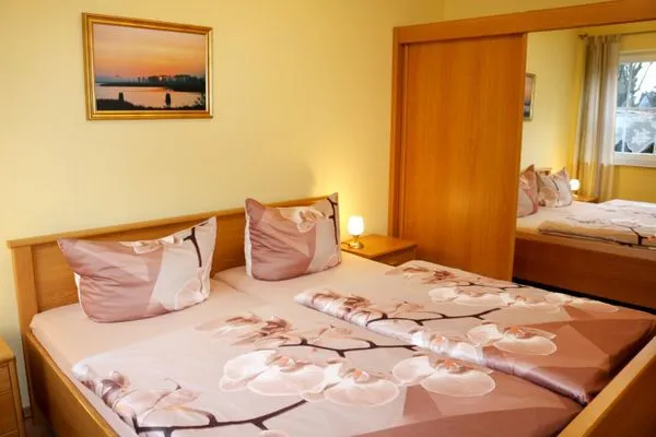 Schlafzimmer mit Doppelbett und Kleiderschrank  Haus Weststrand W1