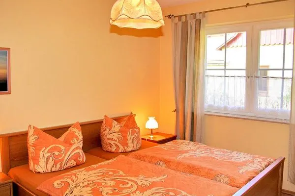 Schlafzimmer mit Doppelbett und Kleiderschrank  Haus Weststrand W2
