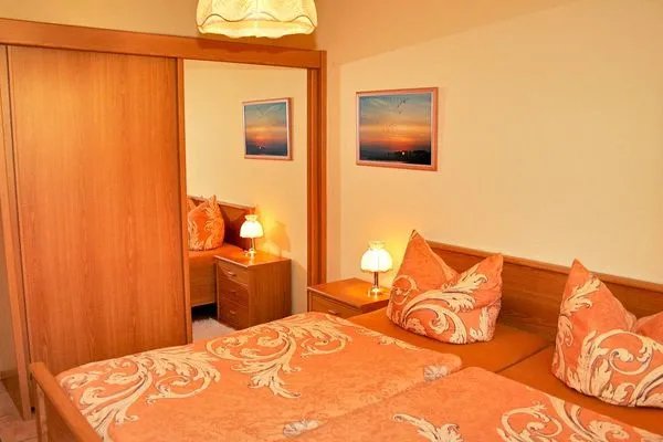 Schlafzimmer mit Doppelbett und Kleiderschrank  Haus Weststrand W2