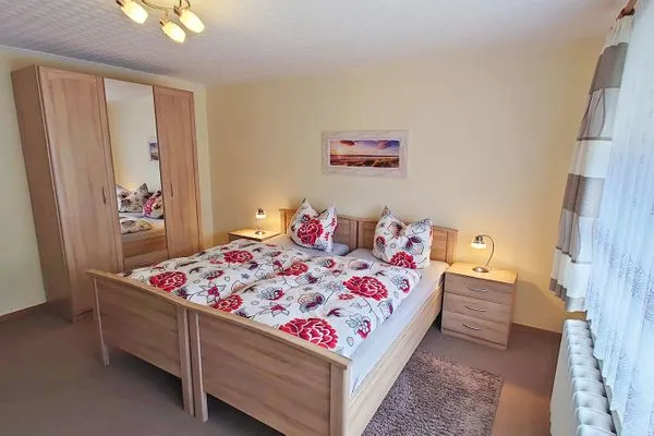 Doppelbett und Kleiderschrank und Spiegel  Noll