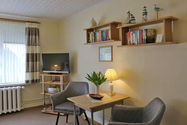 Sitzecke, TV und Radio  Noll