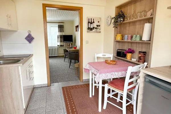 Küche mit Esstisch und 2 Stühlen  Noll