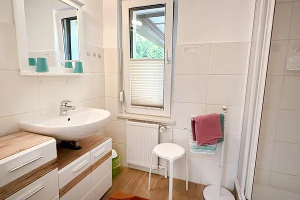 kleines Bad mit Dusche und WC  Noll