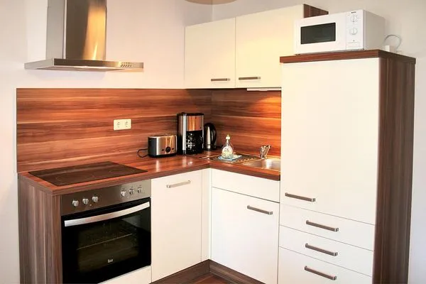 Küche mit Cerankochfeld, Backofen, Geschirrspüler, Mikrowelle, Kaffeemaschine, Geschirr usw.  Kormoran