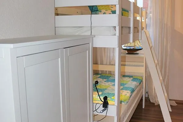 zweites Schlafzimmer mit Etagenbett - ideal als Kinderzimmer, Insektenschutzgitter am Fenster  Kormoran