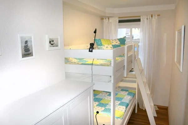 zweites Schlafzimmer mit Etagenbett - ideal als Kinderzimmer, Insektenschutzgitter am Fenster  Kormoran
